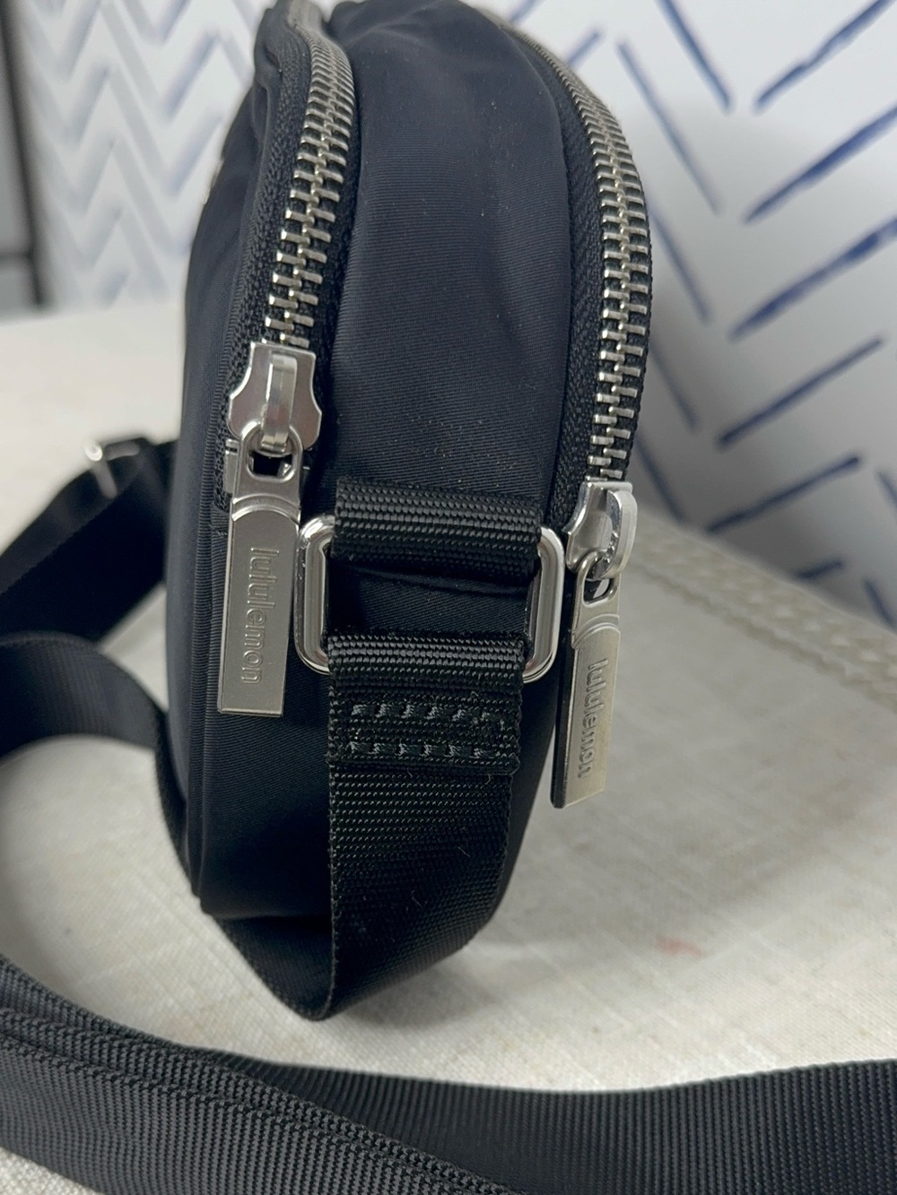 Lululemon Crossbody Camera Bag 2L black silver - Picture 4 of 13